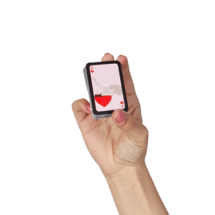 Dettaglio del mazzo di carte Kamasutra Pocket tenuto in mano con carta illustrata in evidenza.