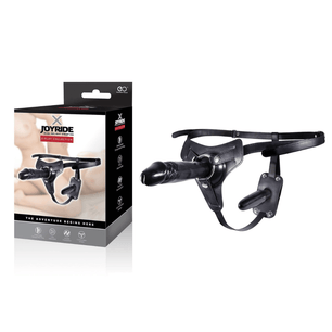 Confezione e prodotto harness strap-on nero con doppio inserto su sfondo chiaro.