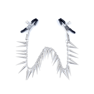 Accessorio con pinze regolabili e catena centrale impreziosita da elementi spike in acciaio, ideale per un look audace e ricercato
