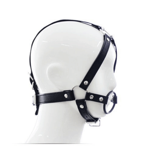 Vista laterale di harness viso nero regolabile indossato su manichino con anello frontale metallico