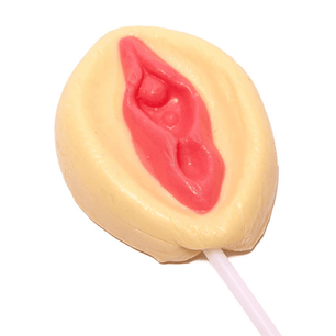 Caramella lecca lecca rosa a forma sensuale con dettagli in rilievo, vista laterale ravvicinata, su sfondo bianco.