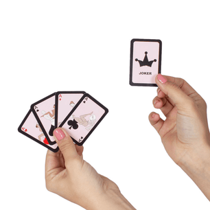 Mazzo di carte Kamasutra Pocket mostrato tra le mani con alcune carte illustrate e carta Joker.