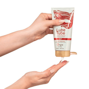 Gel intimo a base d’acqua Orgie Lube Tube Hot da 150 ml mentre viene erogato sulla mano.