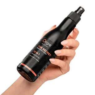 Flacone spray Orgie The Secret Seduction Elixir 10 in 1 tenuto in mano