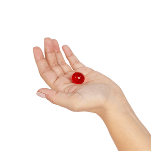 Perla sensoriale rossa tenuta sul palmo con effetto termico hot and cold