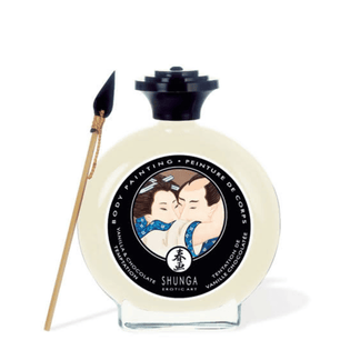 Bottiglia di body painting commestibile Shunga alla vaniglia e cioccolato con tappo nero decorativo e pennello applicatore su sfondo bianco.