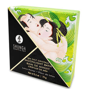 Confezione di sali da bagno Shunga Moonlight Bath ai cristalli di sale marino profumati al fiore di loto, packaging verde con illustrazione in stile arte giapponese.