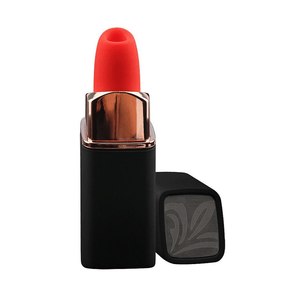 Vista frontale dello stimolatore a forma di rossetto nero con dettaglio oro rosa e punta rossa in silicone.