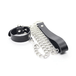 Collare nero in ecopelle con catena in metallo e manetta regolabile per accessorio fetish e BDSM.