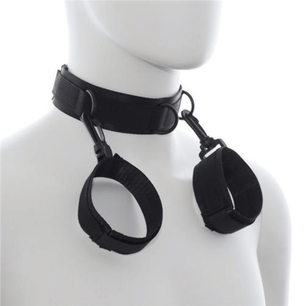 Collare regolabile in nylon nero con due polsini agganciati, mostrato su busto manichino bianco.