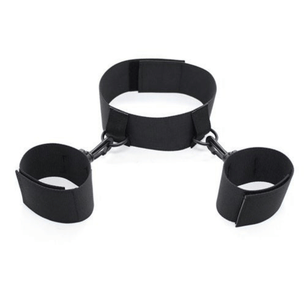 Collare in nylon nero con due polsini collegati tramite moschettoni, fotografato frontalmente su sfondo chiaro.