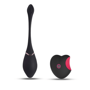 Dispositivo intimo nero in silicone con telecomando nero, vista frontale su sfondo chiaro.
