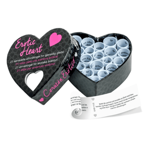 Dettaglio del contenuto della scatola “Erotic Heart” con messaggi arrotolati e esempio di sfida sensuale stampata su carta.