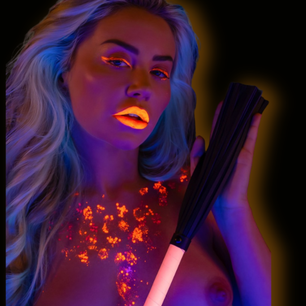 Frustino BDSM glow in the dark in luce UV, dettaglio frusta e effetto fluorescente