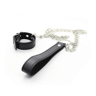 Manetta BDSM regolabile con catena in metallo e maniglia in ecopelle nera.