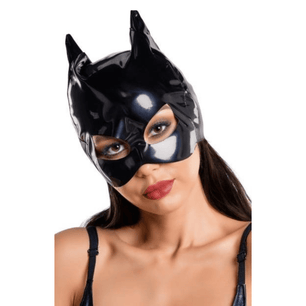 Donna che indossa maschera gatto in latex nero lucido effetto wetlook, vista frontale, accessorio lingerie fetish.