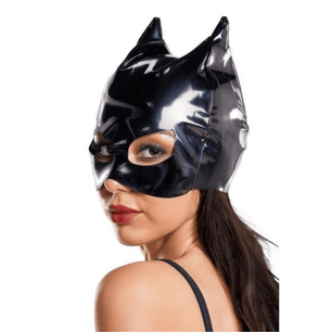 Vista laterale maschera gatto in latex nero lucido effetto wetlook con orecchie a punta, indossata.
