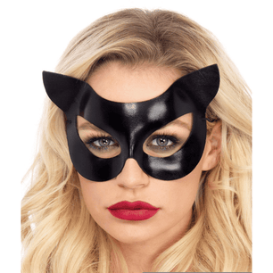 Modella che indossa una maschera da gatto nera lucida