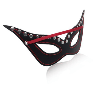 Maschera per occhi nera con cuciture rosse, borchie metalliche e laccetti rossi, vista angolata