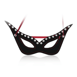 Maschera per occhi nera con borchie metalliche e laccetti rossi, vista frontale