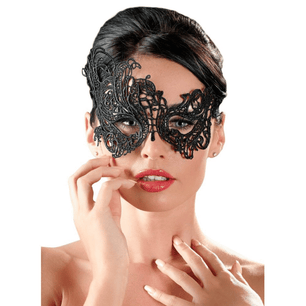 Modella con maschera veneziana in pizzo nero indossata