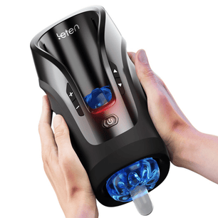 Masturbatore automatico Leten nero tenuto in mano con sleeve interna blu visibile