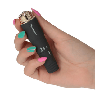 Mini massaggiatore portatile nero con finiture dorate tenuto in mano.