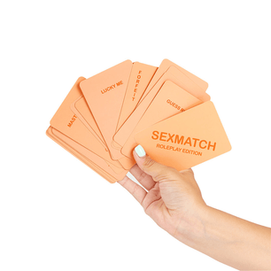 Carte del gioco Sexmatch Roleplay Edition tenute in mano con sfide e ruoli per coppie.