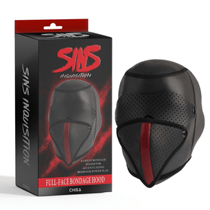 Confezione del cappuccio integrale nero Sins Inquisition accanto al prodotto con pannello frontale perforato e inserto rosso.