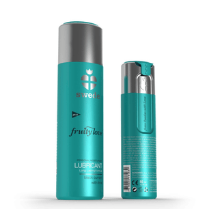 Lubrificante Swede Fruity Love black currant with lime con flacone principale vista frontale e dettaglio del retro con erogatore su sfondo chiaro.