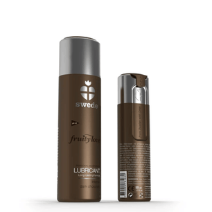 Confezione di Swede Fruity Love con flacone principale chiuso e flacone aperto che mostra l’erogatore, lubrificante personale al gusto intense dark chocolate su sfondo bianco.