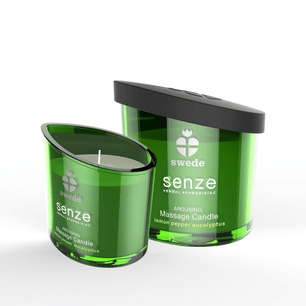 Set di candele da massaggio Swede Senze in vetro verde, una con coperchio nero e una aperta, fragranza lemon pepper eucalyptus.